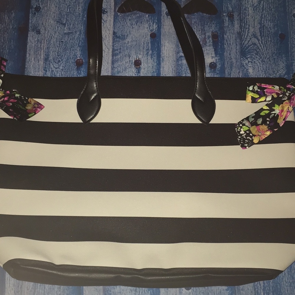 Simply Spring Tote - Picture 2 of 5